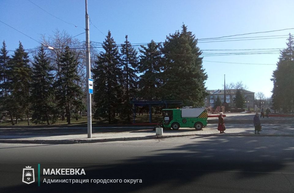 В Макеевке продолжаются работы по уборке дорог и тротуров