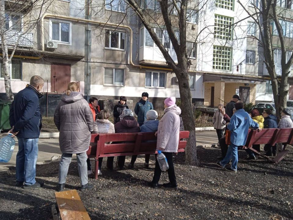 Заместитель руководителя Управы Горняцкого внутригородского района Администрации городского округа Макеевка Октябрина Иваненко провела встречу с населением на подведомственной территории по адресу: г. Макеевка, м-н Зеленый...