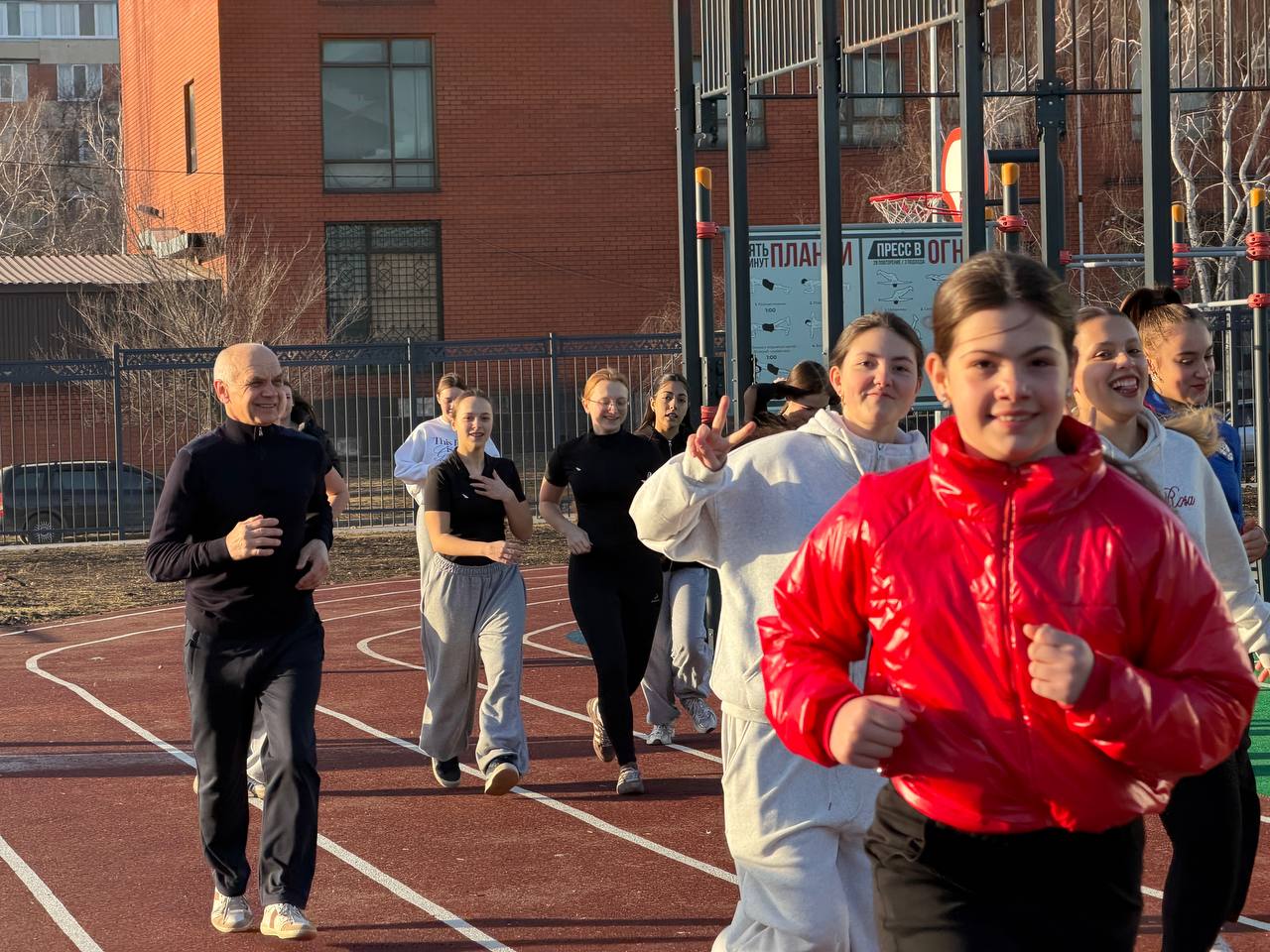Новые традиции здоровья в лицее «Престиж»: утренние пробежки и современная спортплощадка Новые традиции здоровья в лицее «Престиж»: утренние пробежки и современная спортплощадка