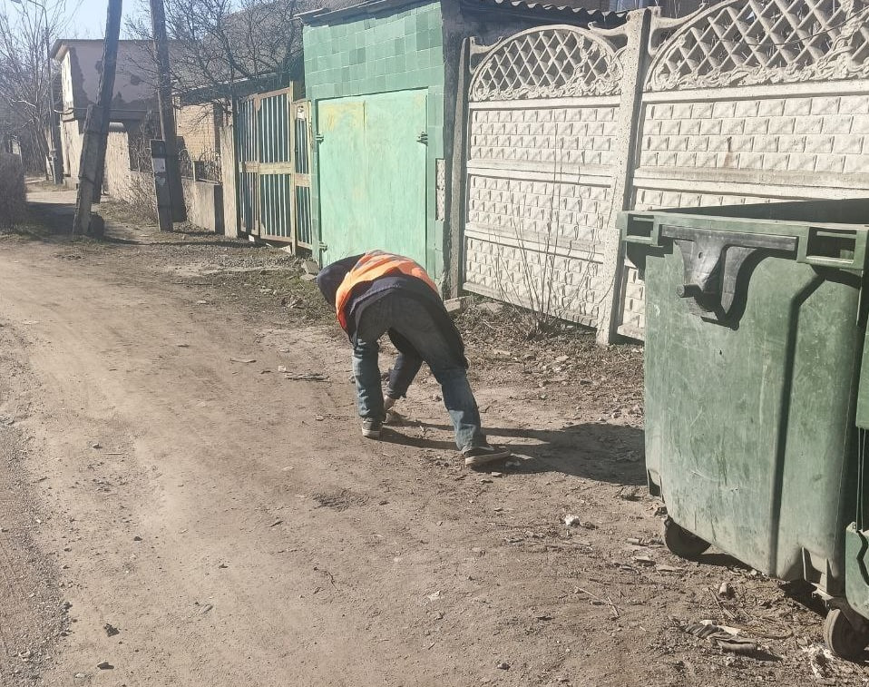 Сегодня, 13 марта, с целью приведения территории в надлежащее санитарное состояние силами коммунальных служб проведены работы по уборке контейнерных площадок по ул. Ковалевской и ул. Шопена в жилом массиве «Путь Ильича», а... Сегодня, 13 марта, с целью приведения территории в надлежащее санитарное состояние силами коммунальных служб проведены работы по уборке контейнерных площадок по ул. Ковалевской и ул. Шопена в жилом массиве «Путь Ильича», а...
