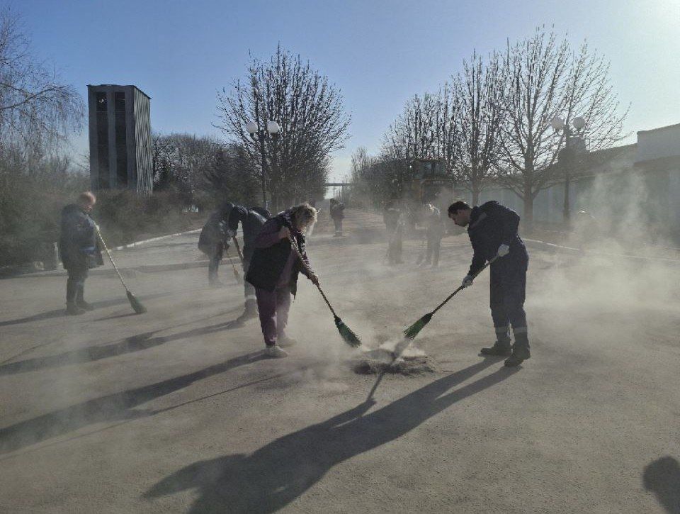 12 марта, в рамках акции «Чистый четверг» на территории Кировского внутригородского района выполнены работы по благоустройству и наведению санитарного порядка на закрепленных территориях