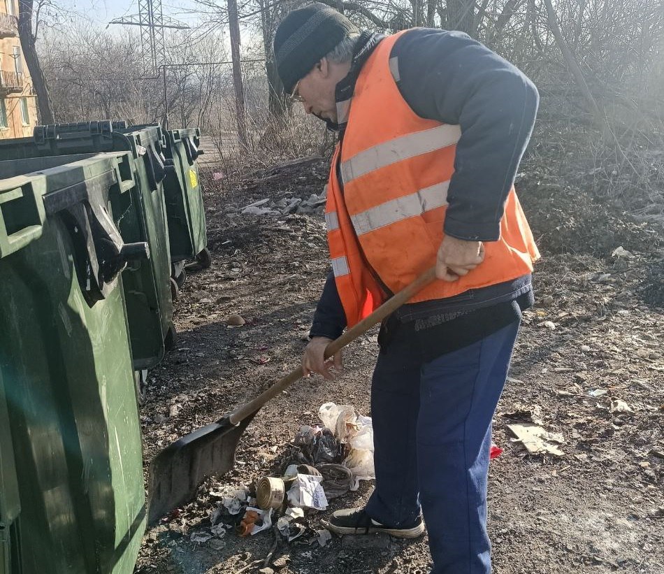 Сегодня, 13 марта, с целью приведения территории в надлежащее санитарное состояние силами коммунальных служб проведены работы по уборке контейнерных площадок по ул. Ковалевской и ул. Шопена в жилом массиве «Путь Ильича», а... Сегодня, 13 марта, с целью приведения территории в надлежащее санитарное состояние силами коммунальных служб проведены работы по уборке контейнерных площадок по ул. Ковалевской и ул. Шопена в жилом массиве «Путь Ильича», а...