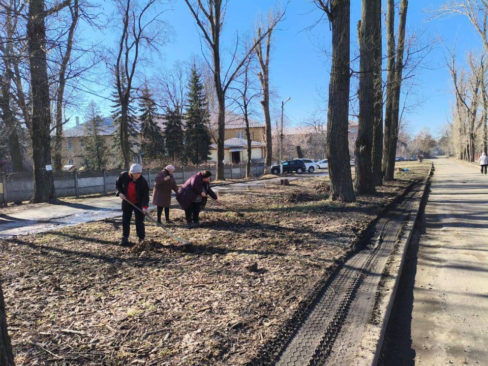 Горняцкий внутригородской район активно готовится к весне и в рамках партийного проекта "Единой России" - "Городская среда", проведена акция «Чистый четверг»