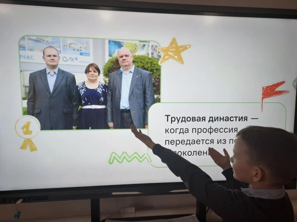 16 марта 2026 года в общеобразовательных организациях городского округа Макеевка состоялось занятие внеурочной деятельности "Разговоры о важном", посвященное теме "Заводы России" 16 марта 2026 года в общеобразовательных организациях городского округа Макеевка состоялось занятие внеурочной деятельности "Разговоры о важном", посвященное теме "Заводы России"