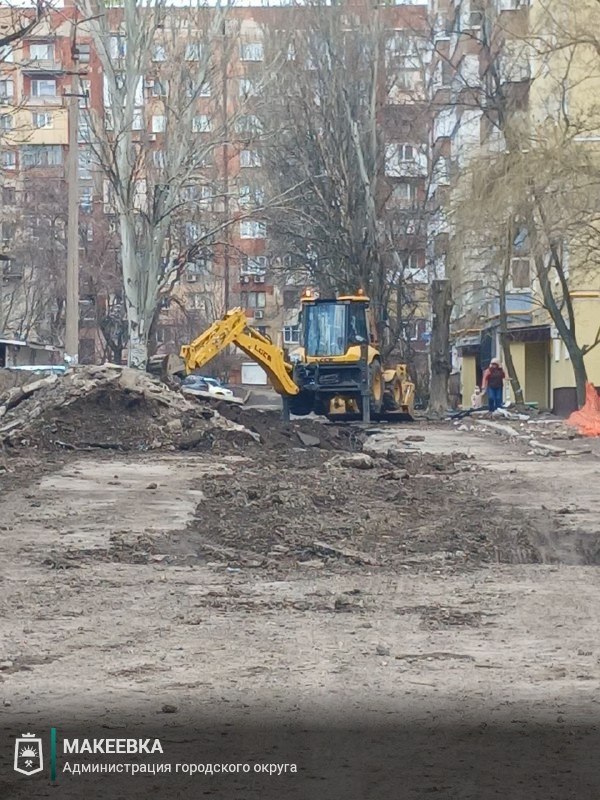 В Макеевке продолжают засыпать разрытия после проведения ремонтных работ на теплотрассе