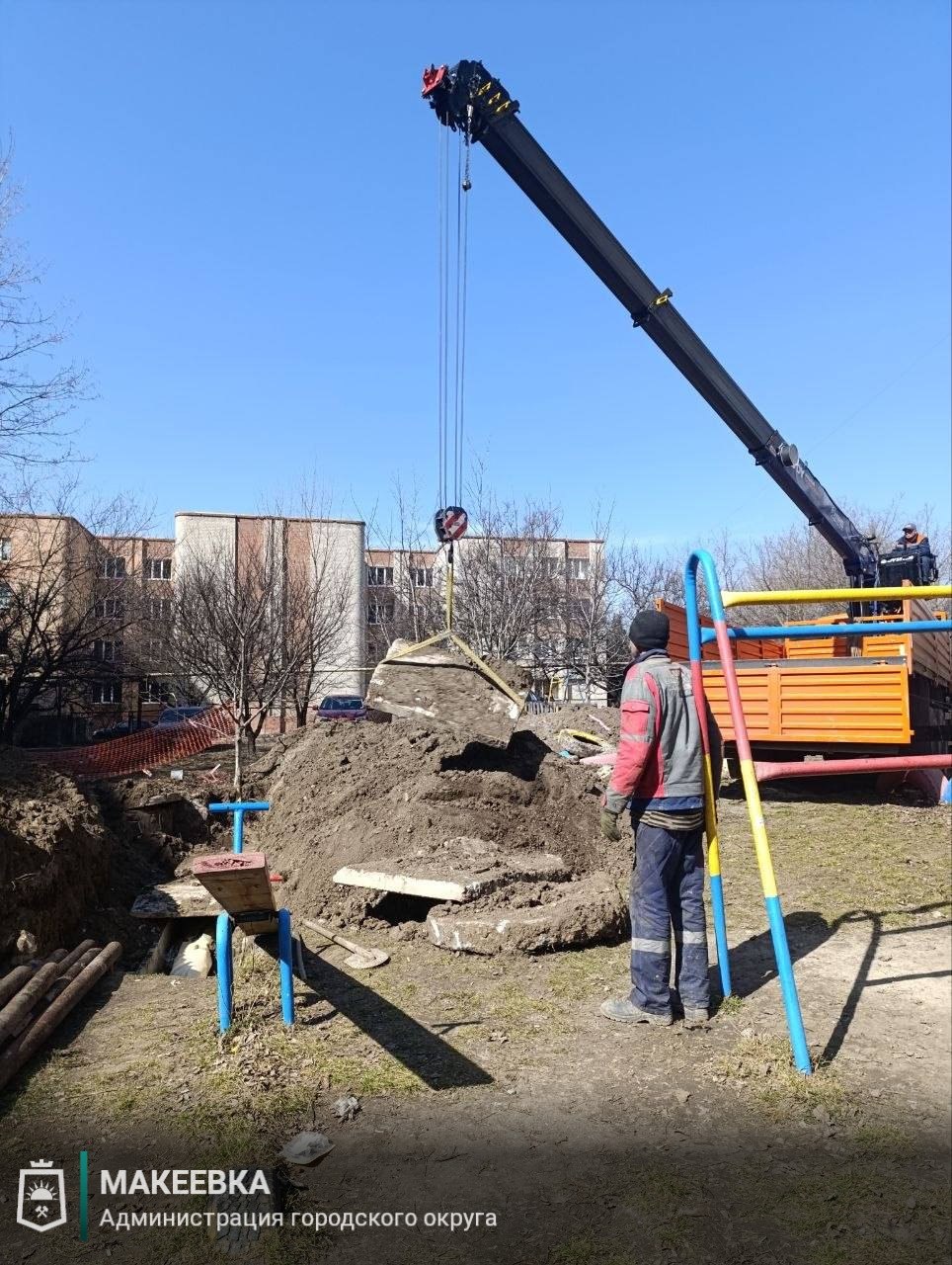 В Макеевке продолжают засыпать разрытия после проведения ремонтных работ на теплотрассе В Макеевке продолжают засыпать разрытия после проведения ремонтных работ на теплотрассе