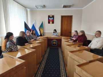 Сегодня, 25 марта, заместитель руководителя Управы Кировского внутригородского района Администрации городского округа Макеевка Донецкой Народной Республики Ирина Воронина провела заседание политсовета