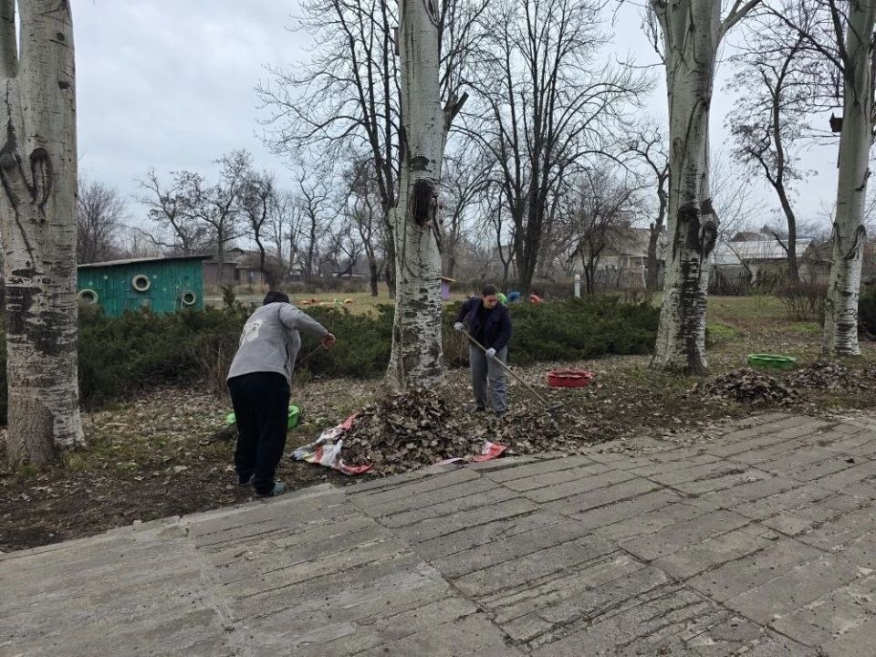 Сегодня, 26 марта в Червоногвардейском районе прошла активная работа по благоустройству прилегающих территорий, в которой приняли участие коллективы местных предприятий, учреждений и организаций в рамках партийного проекта... Сегодня, 26 марта в Червоногвардейском районе прошла активная работа по благоустройству прилегающих территорий, в которой приняли участие коллективы местных предприятий, учреждений и организаций в рамках партийного проекта...