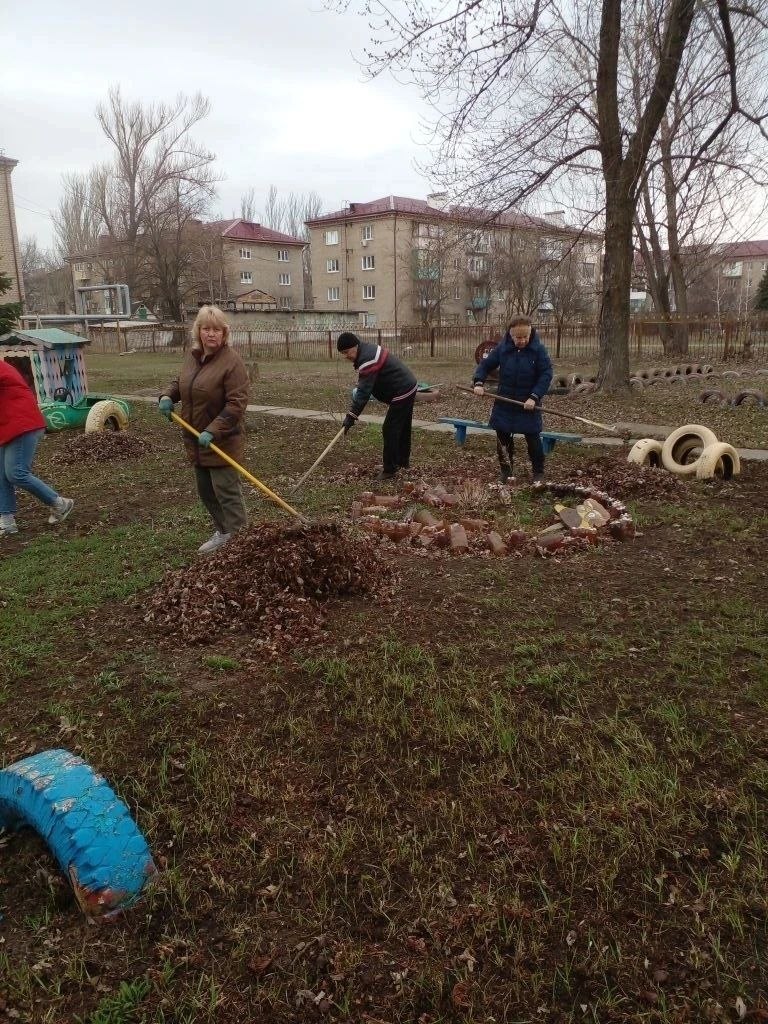 Сегодня, 26 марта в Червоногвардейском районе прошла активная работа по благоустройству прилегающих территорий, в которой приняли участие коллективы местных предприятий, учреждений и организаций в рамках партийного проекта... Сегодня, 26 марта в Червоногвардейском районе прошла активная работа по благоустройству прилегающих территорий, в которой приняли участие коллективы местных предприятий, учреждений и организаций в рамках партийного проекта...