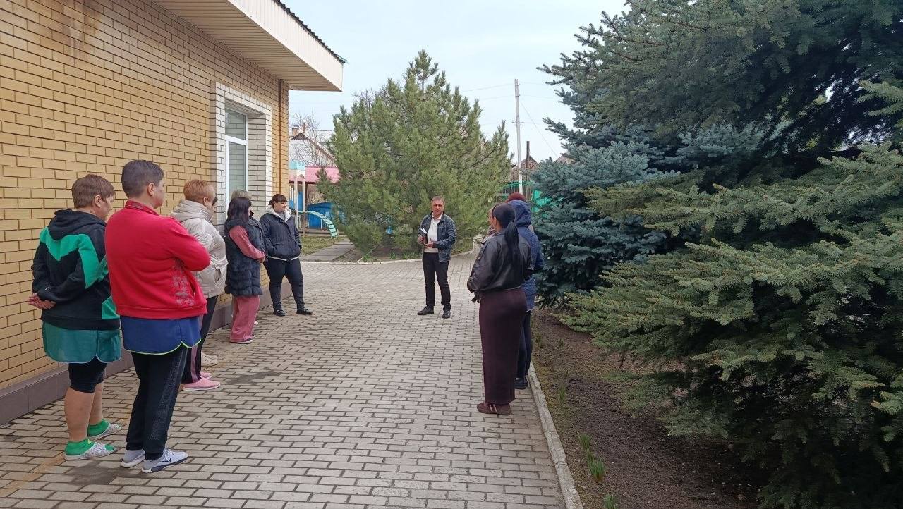 26 марта, по поручению Главы ДНР Дениса Пушилина, депутат Макеевского городского созыва Донецкой Народной Республики первого созыва Андрей Зотеев провел встречу с населением возле дома № 69 по улице Нагорная в поселке... 26 марта, по поручению Главы ДНР Дениса Пушилина, депутат Макеевского городского созыва Донецкой Народной Республики первого созыва Андрей Зотеев провел встречу с населением возле дома № 69 по улице Нагорная в поселке...