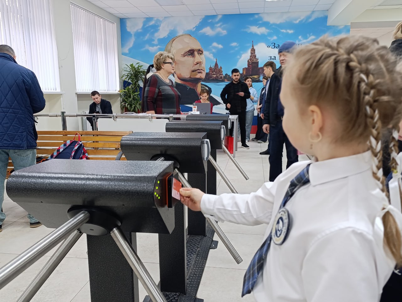 Оплатить проезд и купить обед: учащиеся донецкой школы протестировали, как работает "Карта школьника" Оплатить проезд и купить обед: учащиеся донецкой школы протестировали, как работает "Карта школьника"