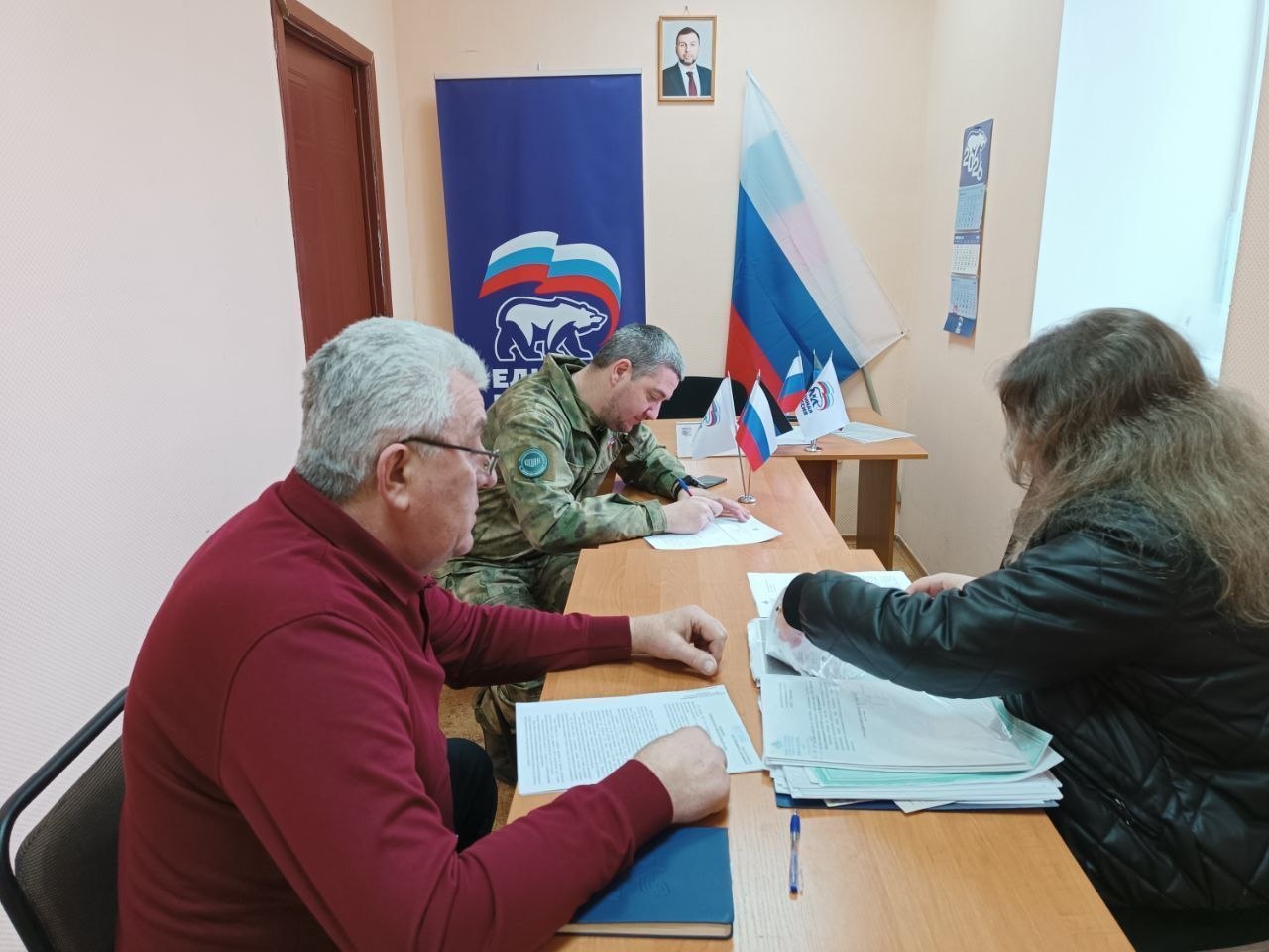 Сегодня, 26 марта депутат Народного совета ДНР первого созыва Александр Камышов провёл приём граждан в Общественной приемной Председателя партии «Единая Россия» Червоногвардейского района городского округа Макеевка