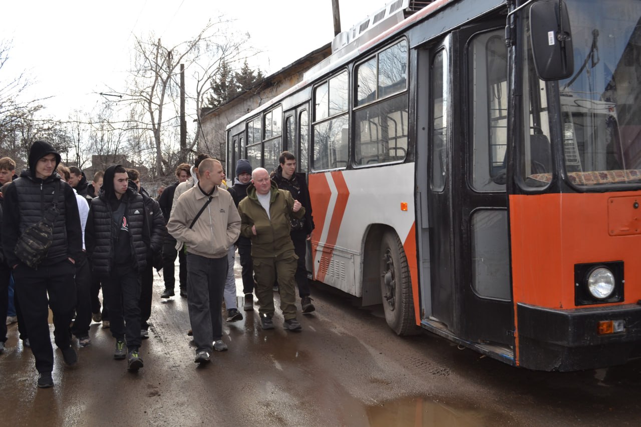 Макеевский городской центр занятости организовал профессиографический тур на предприятие «Макэлектротранс» для 20 выпускников Макеевского многопрофильного техникума Макеевский городской центр занятости организовал профессиографический тур на предприятие «Макэлектротранс» для 20 выпускников Макеевского многопрофильного техникума