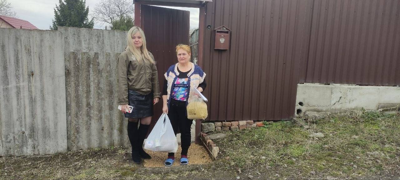 Сегодня, 24 марта, активистки Совета женщин города Макеевки оказали гуманитарную помощь женщине, оказавшейся в трудной жизненной ситуации в связи с вынужденной эвакуацией Сегодня, 24 марта, активистки Совета женщин города Макеевки оказали гуманитарную помощь женщине, оказавшейся в трудной жизненной ситуации в связи с вынужденной эвакуацией