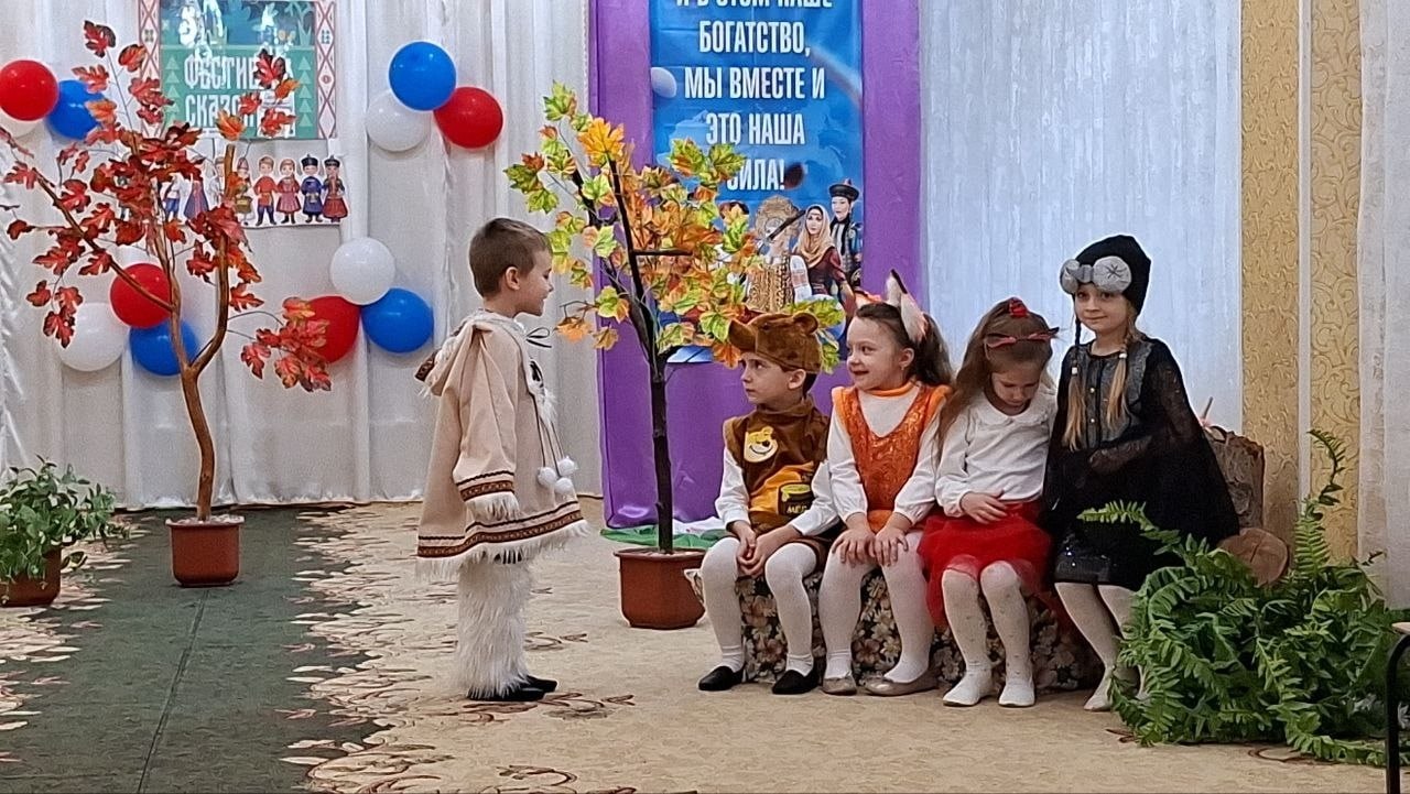 В детском саду № 117 города Макеевки Донецкой Народной Республики в рамках Года единства народов России успешно прошла "Неделя театра"