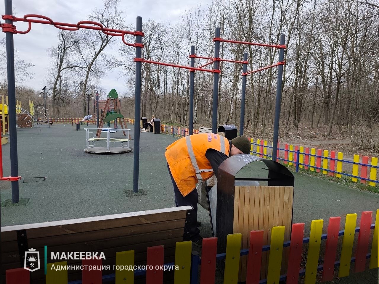 В Макеевке продолжают наводить порядок на детских площадках В Макеевке продолжают наводить порядок на детских площадках