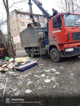 ГУП ДНР «Донснабкомплект» совместно с макеевскими коммунальными службами продолжает работу по ликвидации несанкционированных накоплений вокруг контейнерных площадок