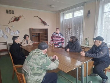 По инициативе Главы Республики Дениса Пушилина, сегодня, 31 марта, спикер-активист Валентина Карпова провела встречу с жителями Кировского района на подведомственной территории по адресу: квартал Северный, 26