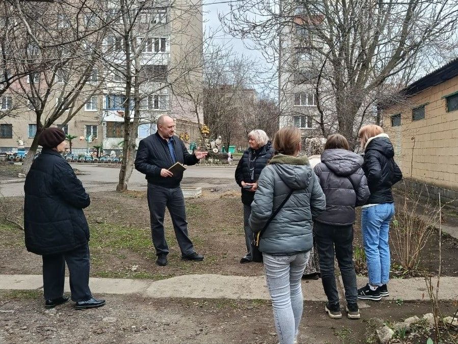 Сегодня, 1 апреля, руководитель Управы Советского внутригородского района Сергей Савельев провел встречу с жителями района в близи дома № 1 микрорайона Первомайский Сегодня, 1 апреля, руководитель Управы Советского внутригородского района Сергей Савельев провел встречу с жителями района в близи дома № 1 микрорайона Первомайский