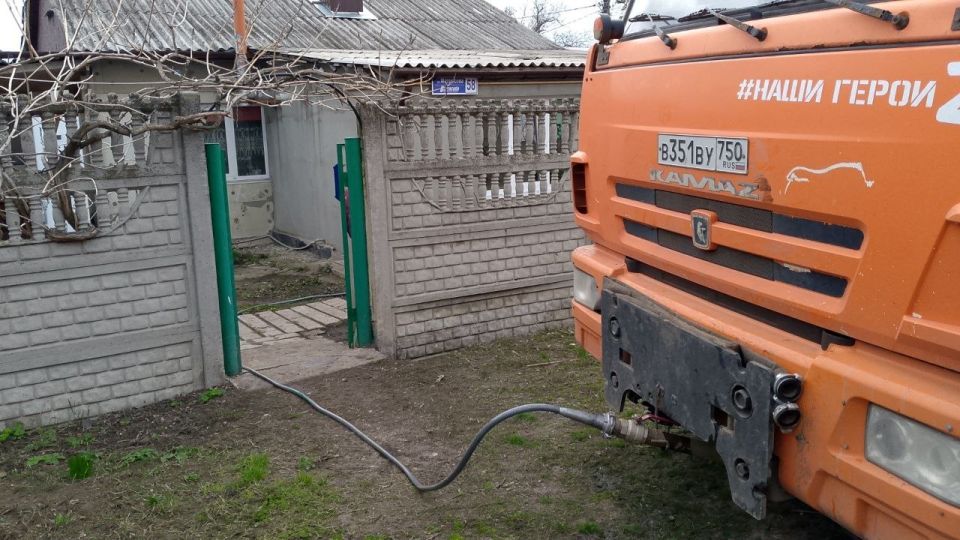В Кировском внутригородском районе при поддержке региона-шефа Московская область продолжается подвоз воды для жителей домов, в которые в установленный графиком день не поступила вода В Кировском внутригородском районе при поддержке региона-шефа Московская область продолжается подвоз воды для жителей домов, в которые в установленный графиком день не поступила вода