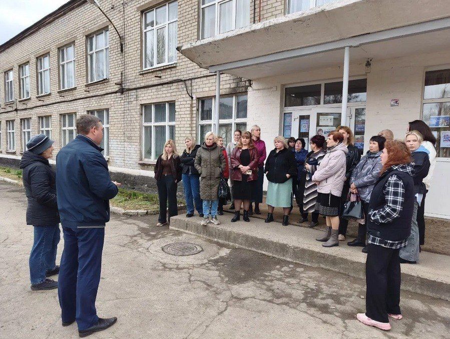 1 апреля в Советском внутригородском районе депутат Макеевского городского совета первого созыва Оксана Бевцык провела встречу с жителями в близи Основной школы № 17 г.о. Макеевка 1 апреля в Советском внутригородском районе депутат Макеевского городского совета первого созыва Оксана Бевцык провела встречу с жителями в близи Основной школы № 17 г.о. Макеевка
