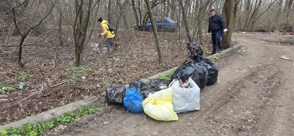 Сегодня, 2 апреля в Червоногвардейском районе прошла уборка прилегающих территорий в рамках партийного проекта «Донбасс — наш дом» партии «Единая Россия» Сегодня, 2 апреля в Червоногвардейском районе прошла уборка прилегающих территорий в рамках партийного проекта «Донбасс — наш дом» партии «Единая Россия»
