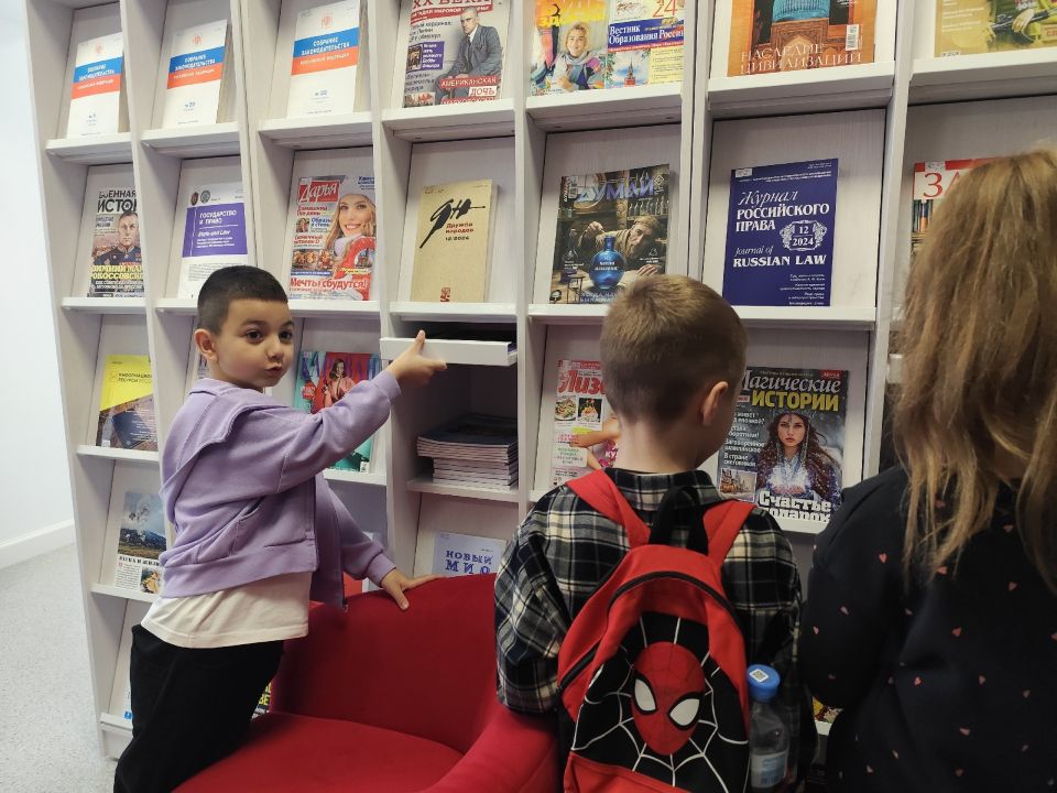 В рамках Всероссийской Недели детской книги – 2026, посвящённой Году единства народов России, ученики 1-Б класса Макеевской Гимназии посетили Центральную городскую библиотеку им. М. Горького В рамках Всероссийской Недели детской книги – 2026, посвящённой Году единства народов России, ученики 1-Б класса Макеевской Гимназии посетили Центральную городскую библиотеку им. М. Горького