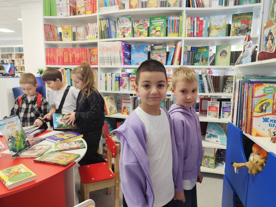 В рамках Всероссийской Недели детской книги – 2026, посвящённой Году единства народов России, ученики 1-Б класса Макеевской Гимназии посетили Центральную городскую библиотеку им. М. Горького В рамках Всероссийской Недели детской книги – 2026, посвящённой Году единства народов России, ученики 1-Б класса Макеевской Гимназии посетили Центральную городскую библиотеку им. М. Горького