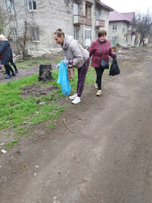 Сегодня, 2 апреля в Червоногвардейском районе прошла уборка прилегающих территорий в рамках партийного проекта «Донбасс — наш дом» партии «Единая Россия» Сегодня, 2 апреля в Червоногвардейском районе прошла уборка прилегающих территорий в рамках партийного проекта «Донбасс — наш дом» партии «Единая Россия»