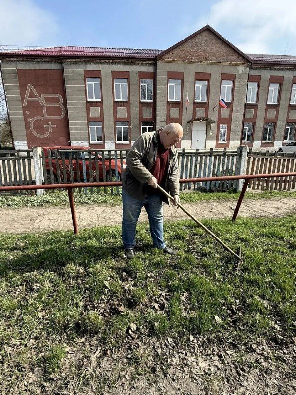 Сегодня, 2 апреля в Червоногвардейском районе прошла уборка прилегающих территорий в рамках партийного проекта «Донбасс — наш дом» партии «Единая Россия» Сегодня, 2 апреля в Червоногвардейском районе прошла уборка прилегающих территорий в рамках партийного проекта «Донбасс — наш дом» партии «Единая Россия»