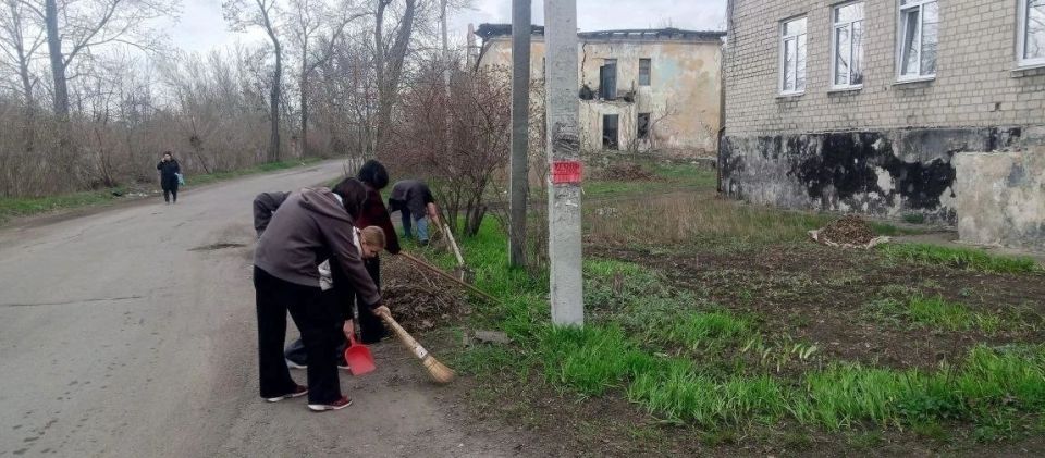 Сегодня, 2 апреля в Червоногвардейском районе прошла уборка прилегающих территорий в рамках партийного проекта «Донбасс — наш дом» партии «Единая Россия» Сегодня, 2 апреля в Червоногвардейском районе прошла уборка прилегающих территорий в рамках партийного проекта «Донбасс — наш дом» партии «Единая Россия»