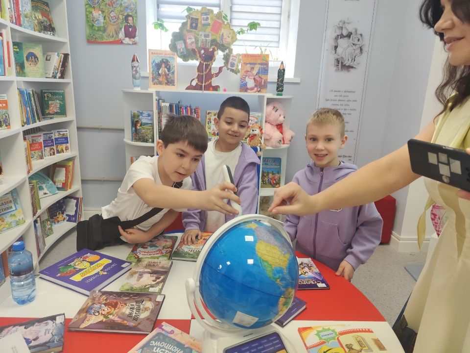 В рамках Всероссийской Недели детской книги – 2026, посвящённой Году единства народов России, ученики 1-Б класса Макеевской Гимназии посетили Центральную городскую библиотеку им. М. Горького В рамках Всероссийской Недели детской книги – 2026, посвящённой Году единства народов России, ученики 1-Б класса Макеевской Гимназии посетили Центральную городскую библиотеку им. М. Горького