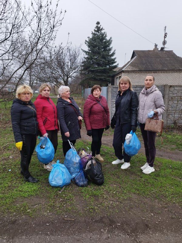 Сегодня, 2 апреля в Червоногвардейском районе прошла уборка прилегающих территорий в рамках партийного проекта «Донбасс — наш дом» партии «Единая Россия» Сегодня, 2 апреля в Червоногвардейском районе прошла уборка прилегающих территорий в рамках партийного проекта «Донбасс — наш дом» партии «Единая Россия»