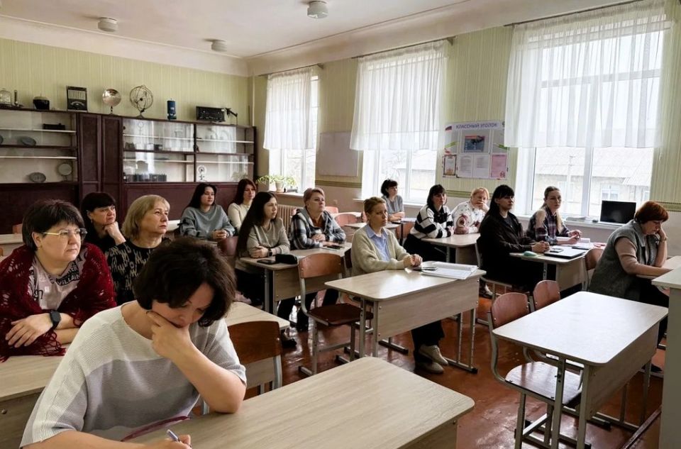 2 апреля депутат Макеевского городского созыва Андрей Зотеев провел встречу с трудовым коллективом Средней школы № 83 2 апреля депутат Макеевского городского созыва Андрей Зотеев провел встречу с трудовым коллективом Средней школы № 83