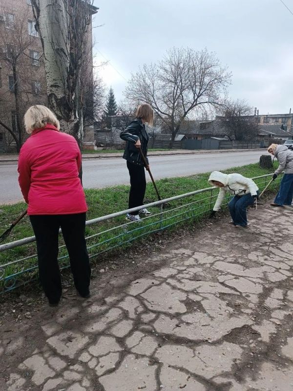 Сегодня, 2 апреля в Червоногвардейском районе прошла уборка прилегающих территорий в рамках партийного проекта «Донбасс — наш дом» партии «Единая Россия» Сегодня, 2 апреля в Червоногвардейском районе прошла уборка прилегающих территорий в рамках партийного проекта «Донбасс — наш дом» партии «Единая Россия»