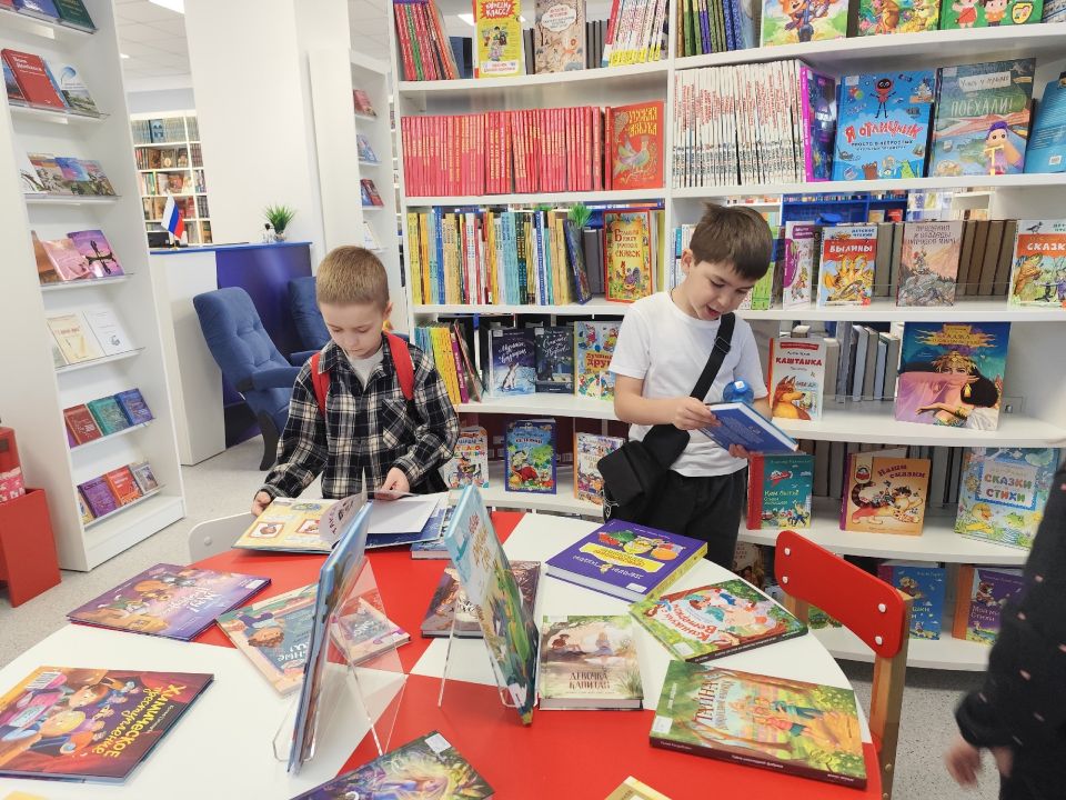 В рамках Всероссийской Недели детской книги – 2026, посвящённой Году единства народов России, ученики 1-Б класса Макеевской Гимназии посетили Центральную городскую библиотеку им. М. Горького В рамках Всероссийской Недели детской книги – 2026, посвящённой Году единства народов России, ученики 1-Б класса Макеевской Гимназии посетили Центральную городскую библиотеку им. М. Горького