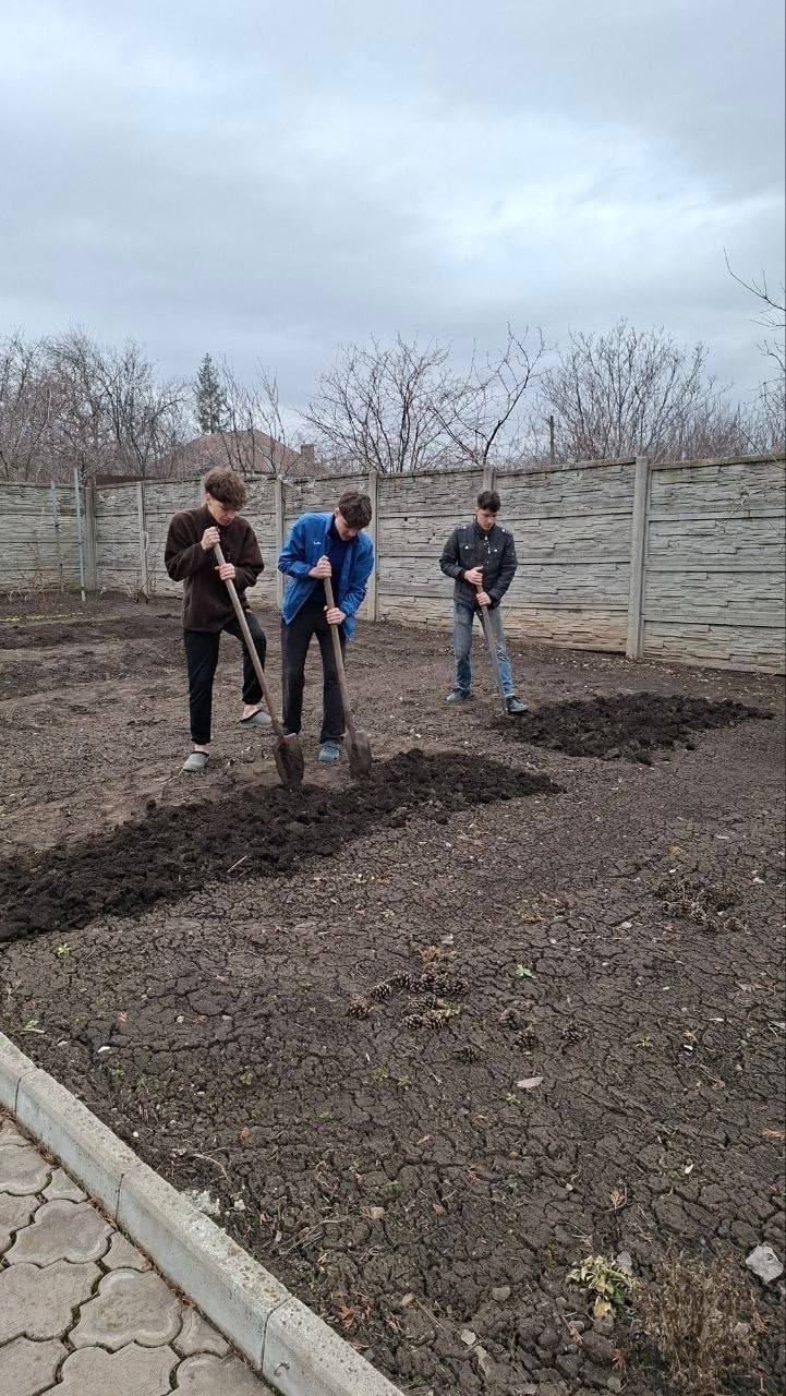 Доброта без границ!. Весенние каникулы в городском округе Макеевка - под знаком добра! Школьники присоединились к проекту «Добрая школа» и показали, что доброта не знает преград Что делали? Кормили животных, убирали... Доброта без границ!. Весенние каникулы в городском округе Макеевка - под знаком добра! Школьники присоединились к проекту «Добрая школа» и показали, что доброта не знает преград Что делали? Кормили животных, убирали...