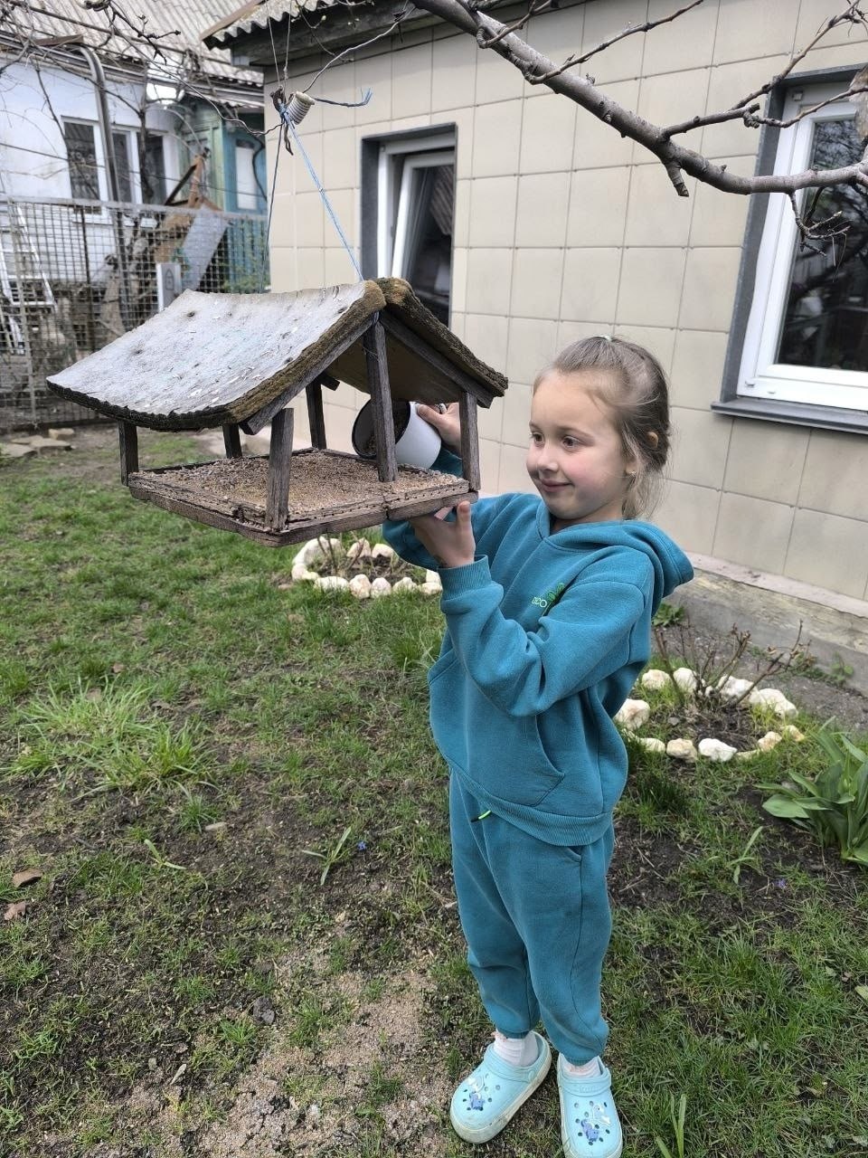 Доброта без границ!. Весенние каникулы в городском округе Макеевка - под знаком добра! Школьники присоединились к проекту «Добрая школа» и показали, что доброта не знает преград Что делали? Кормили животных, убирали...