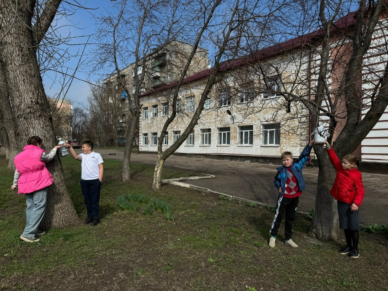 Доброта без границ!. Весенние каникулы в городском округе Макеевка - под знаком добра! Школьники присоединились к проекту «Добрая школа» и показали, что доброта не знает преград Что делали? Кормили животных, убирали... Доброта без границ!. Весенние каникулы в городском округе Макеевка - под знаком добра! Школьники присоединились к проекту «Добрая школа» и показали, что доброта не знает преград Что делали? Кормили животных, убирали...