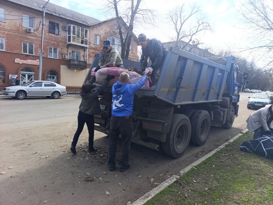 Жители Советского района вышли на субботник Жители Советского района вышли на субботник