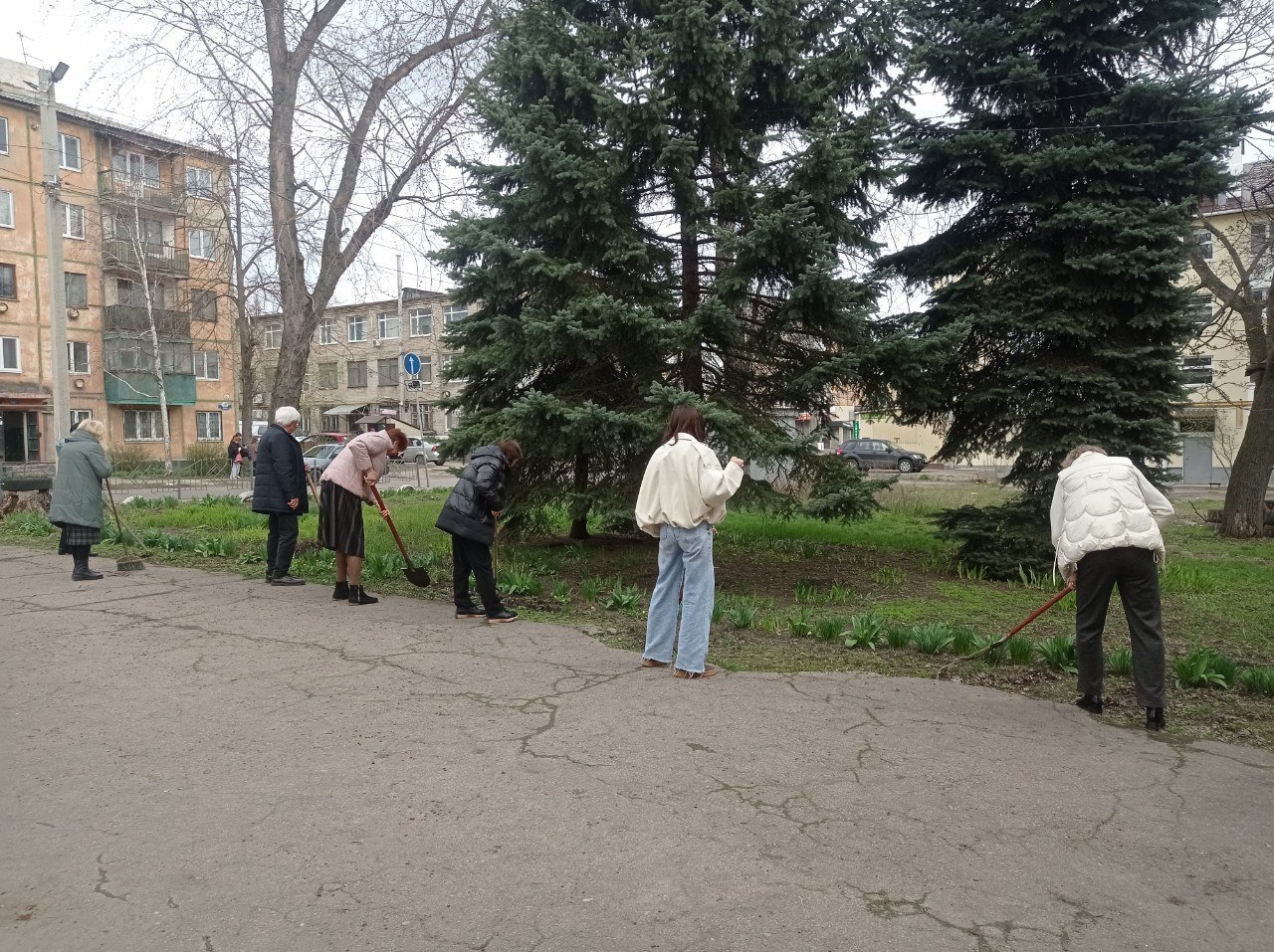 В рамках мероприятий по благоустройству в весенний период коллективами ГБОУ «Средняя школа № 7 городского округа Макеевка», Детская библиотека им. Л.И. Глебова № 15 МБУ «Централизованная библиотечная система г. Макеевки»... В рамках мероприятий по благоустройству в весенний период коллективами ГБОУ «Средняя школа № 7 городского округа Макеевка», Детская библиотека им. Л.И. Глебова № 15 МБУ «Централизованная библиотечная система г. Макеевки»...