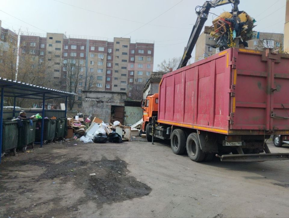 С целью приведения территории в надлежащее санитарное состояние в Кировском внутригородском районе выполнены работы по вывозу крупногабаритных накоплений мусора на контейнерных площадках по адресам: ул. Ленина, д. 153, д.... С целью приведения территории в надлежащее санитарное состояние в Кировском внутригородском районе выполнены работы по вывозу крупногабаритных накоплений мусора на контейнерных площадках по адресам: ул. Ленина, д. 153, д....