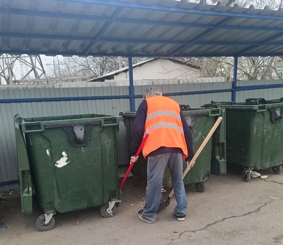 В субботу, 4 апреля, Макеевский филиал НКО «Единый региональный фонд по управлению многоквартирными домами на территории ДНР» также принял участие в общегородском субботнике