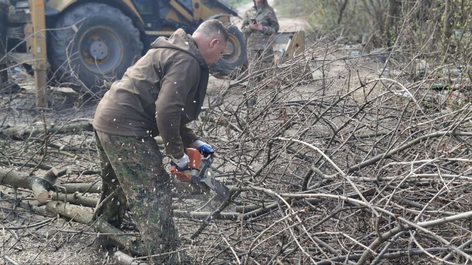 4 апреля в Макеевке, в рамках акции «Зелёный Донбасс», состоялся городской субботник в Горняцком районе 4 апреля в Макеевке, в рамках акции «Зелёный Донбасс», состоялся городской субботник в Горняцком районе