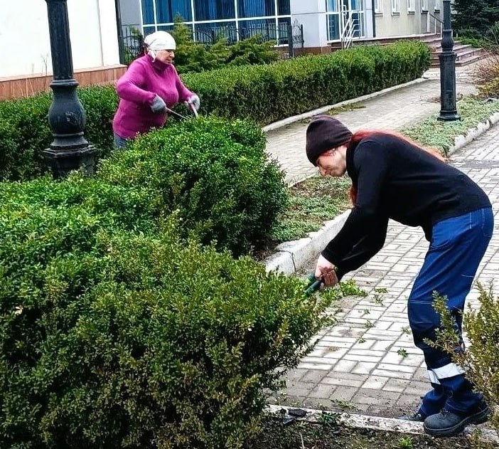 В субботу, 4 апреля, в рамках общегородского субботника, сотрудники Филиала № 5 «ЯСИНОВСКИЙ КОКСОХИМИЧЕСКИЙ ЗАВОД» ООО «ЮГМК ДОНЕЦК» вышли на уборку территории по ул. 50 лет образования СССР В субботу, 4 апреля, в рамках общегородского субботника, сотрудники Филиала № 5 «ЯСИНОВСКИЙ КОКСОХИМИЧЕСКИЙ ЗАВОД» ООО «ЮГМК ДОНЕЦК» вышли на уборку территории по ул. 50 лет образования СССР