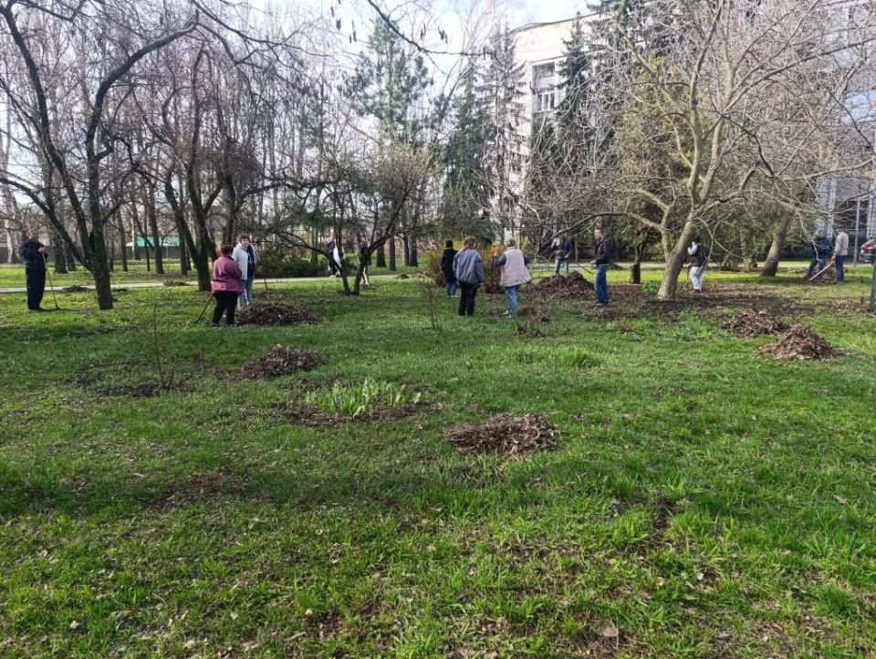 Жители Советского района вышли на субботник Жители Советского района вышли на субботник