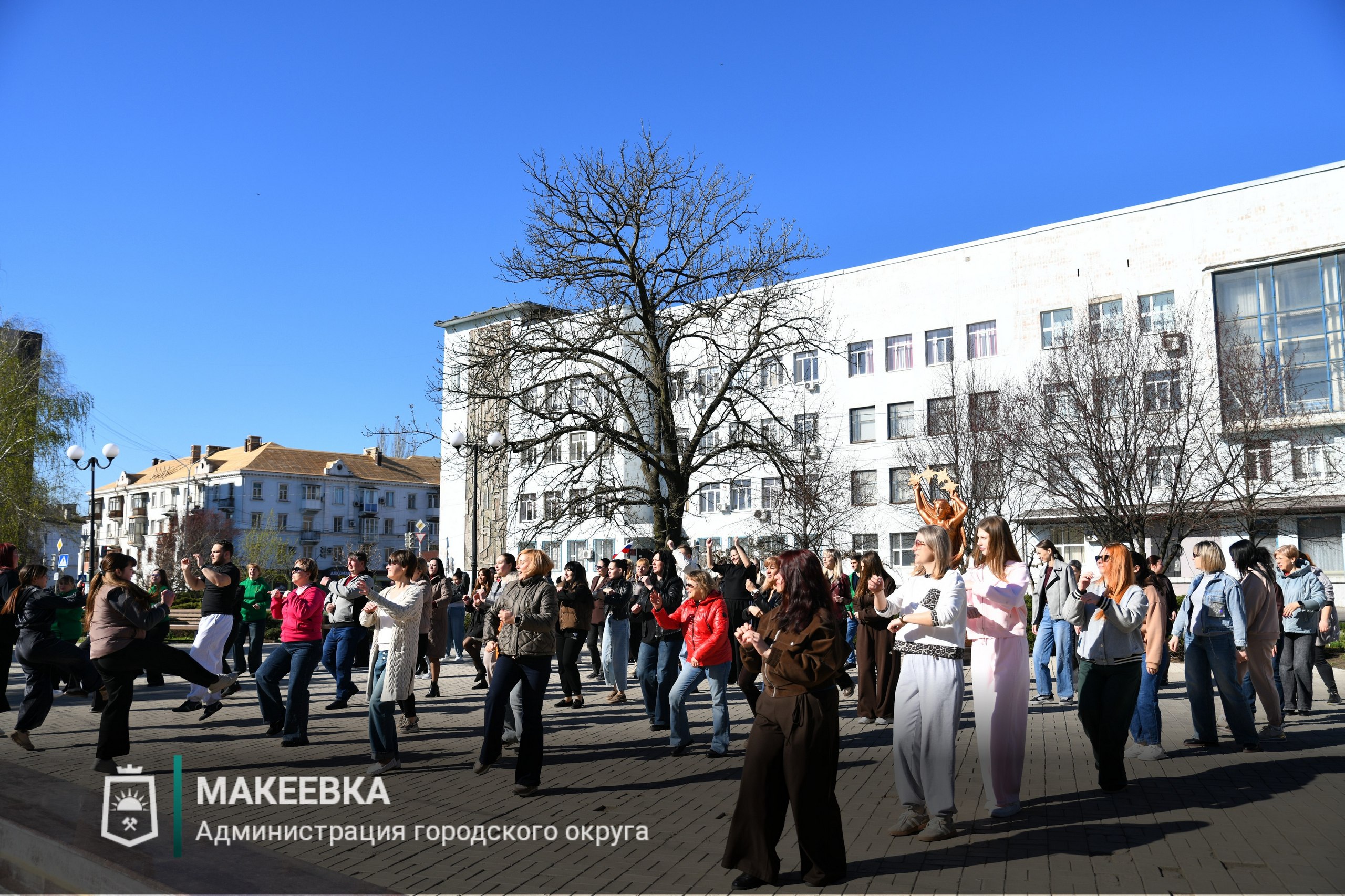 В Макеевке прошла зарядка на свежем воздухе В Макеевке прошла зарядка на свежем воздухе