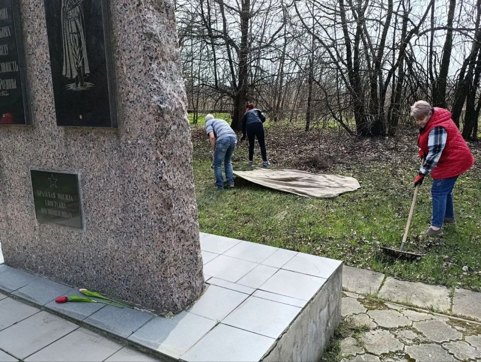 Жители Советского района вышли на субботник Жители Советского района вышли на субботник