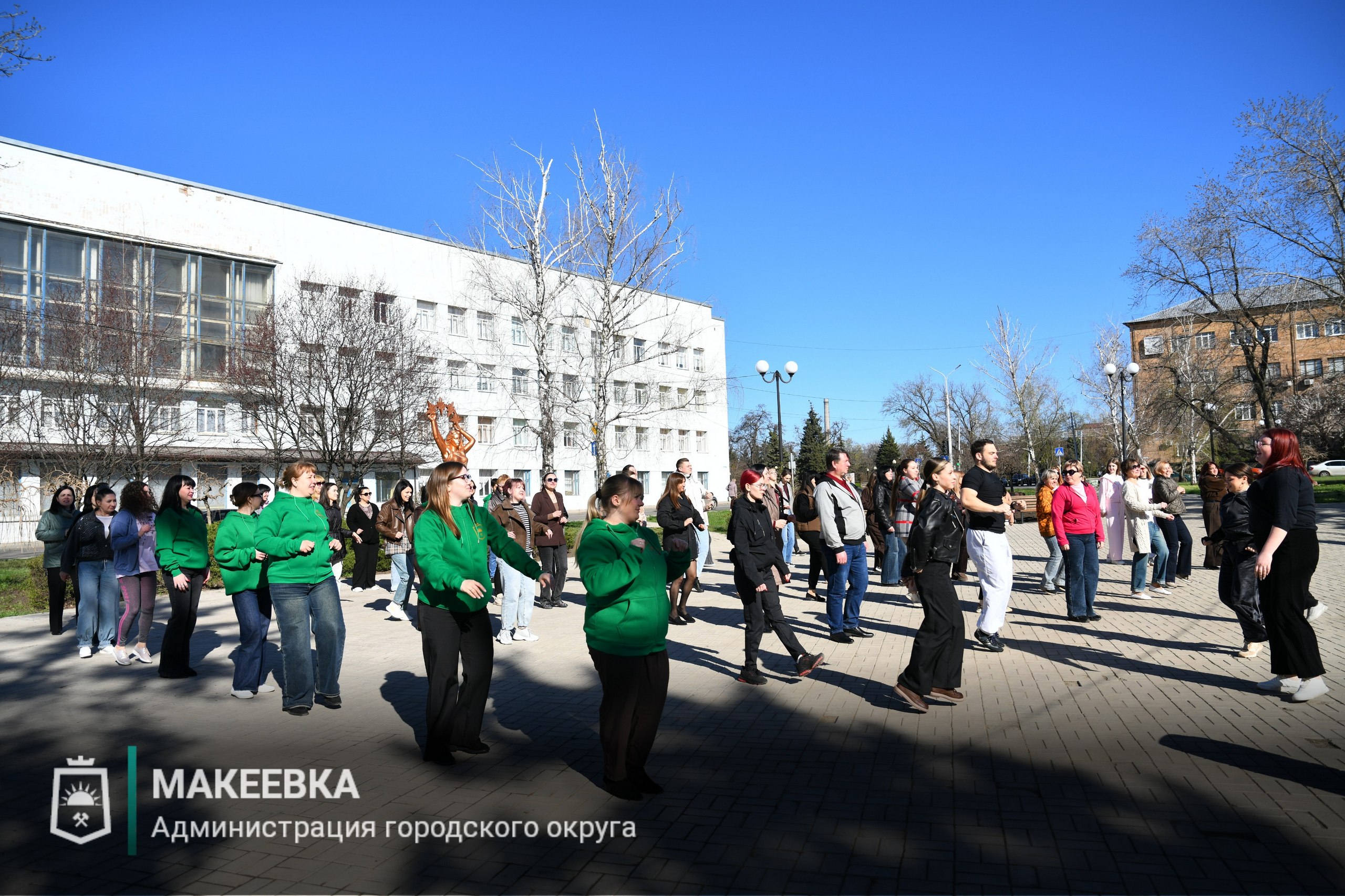 В Макеевке прошла зарядка на свежем воздухе В Макеевке прошла зарядка на свежем воздухе
