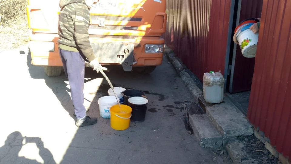 В Кировском внутригородском районе при поддержке региона-шефа Московская область продолжается подвоз воды для жителей домов, в которые в установленный графиком день не поступила вода В Кировском внутригородском районе при поддержке региона-шефа Московская область продолжается подвоз воды для жителей домов, в которые в установленный графиком день не поступила вода